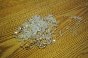 ガラス製品に注意！ひとりでに爆発する原因は？